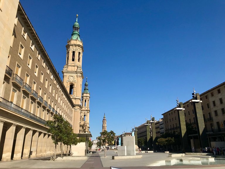 Vista desde la calle Salduba, en la que vemos dos de las torres de la Basílica de Nuestra Señora del Pilar y, al fondo, la torre de La Seo.