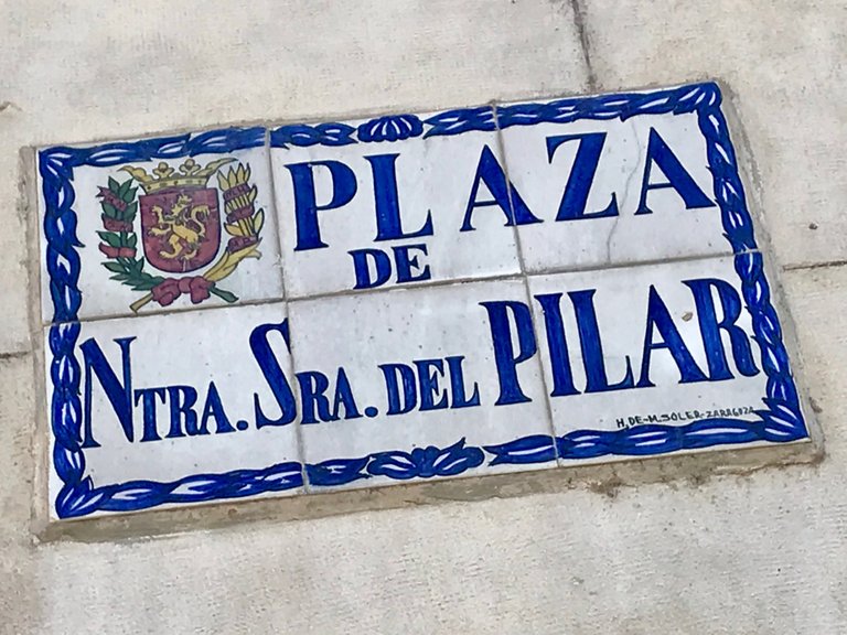 Placa con el nombre de la plaza, realizada en cerámica de Muel.