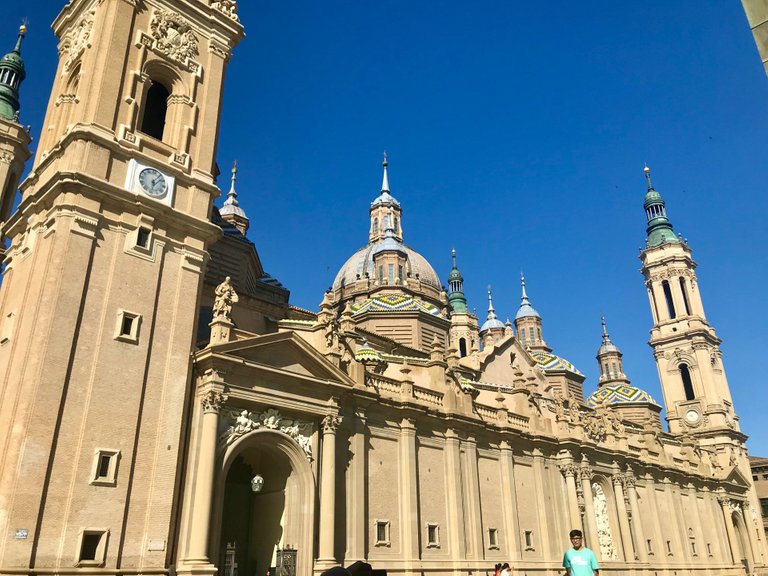 Vista de la Basílica del Pilar desde el lado oeste de su fachada principal