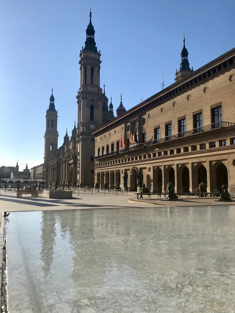 Vista de la plaza del Pilar desde el Monumento a Goya