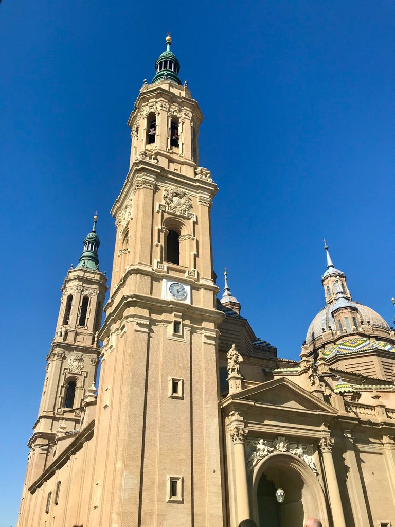 Por sus dimensiones es misión imposible fotografiar el exterior del templo desde la plaza.