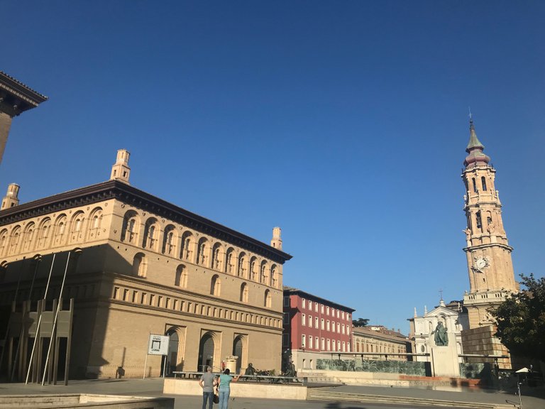 Vista de la fachada de la Lonja desde el suroeste