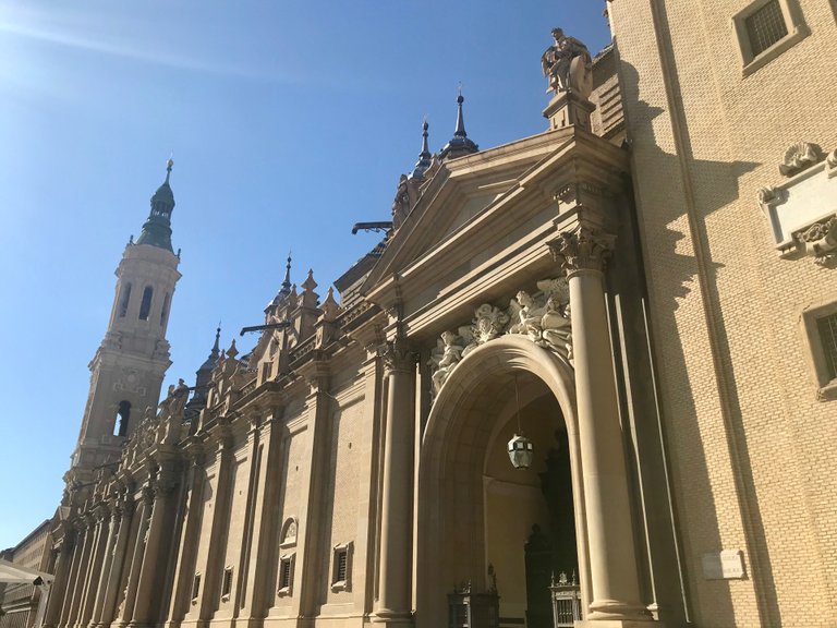 Vista de la fachada principal desde la puerta este. Es la más cercana a la Capilla de la Virgen del Pilar y, por tanto, la que más circulación de personas soporta