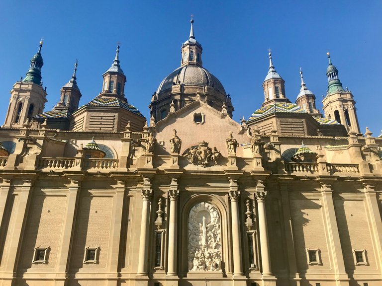 Vista del retablo de Pablo Serrano desde la calle Alfonso I