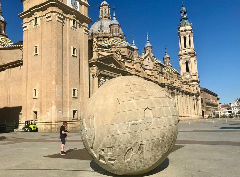 Pido disculpas por no haber tenido paciencia para esperar a que este paisano se apartase. Para mi descargo, hacía un calor del demonio para estar al sol a las seis de la tarde.