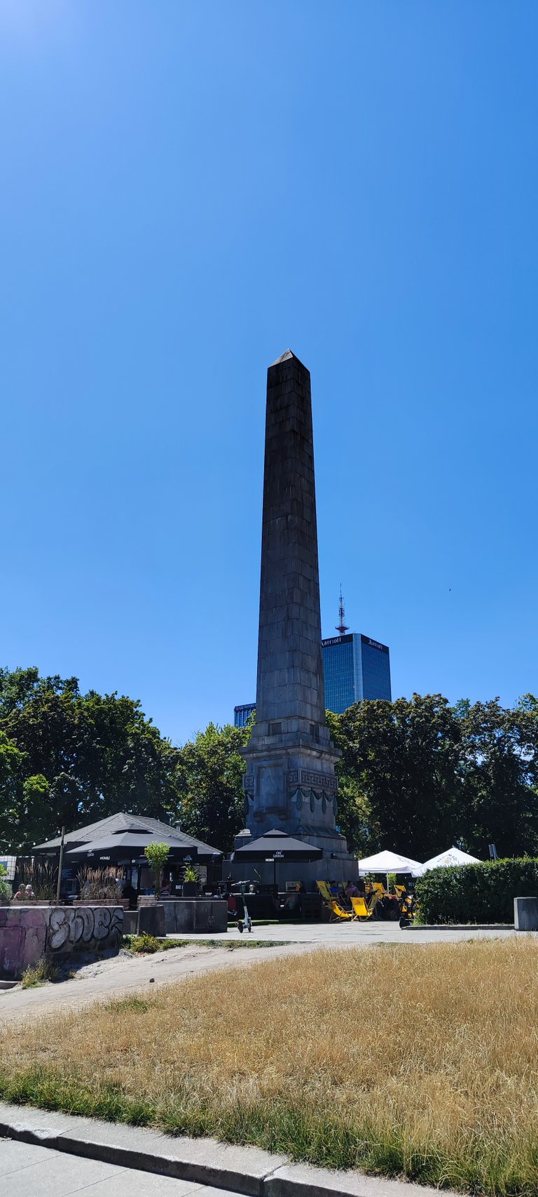 ENG:The northern obelisk under the Palace of Culture and Science. They serve a decorative function and an evacuation function, at them were the exits from the underground of the palace. The obelisks are said to be indestructible and should survive even a nuclear attack.PL:Północny obelisk pod Pałacem Kultury i Nauki. Pełni funkcję ozdobną oraz funkcję ewakuacyjną, przy nich znajdowały się wyjścia z podziemi pałacu. Obeliski są podobno niezniszczalne i powinny przetrwać nawet atak atomowy.