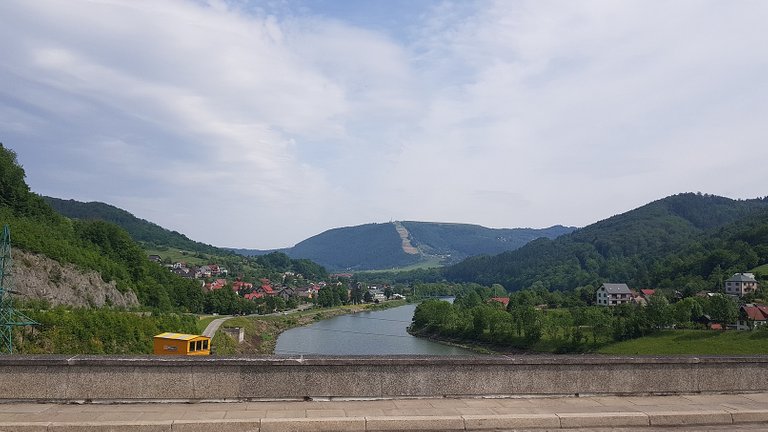 Widoczna w oddali góra Żar to jeden z kolejnych celi naszych wspólnych rodzinnych wycieczek.