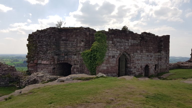 A picture of what is left of the keep around the main gate at the top of the hill.