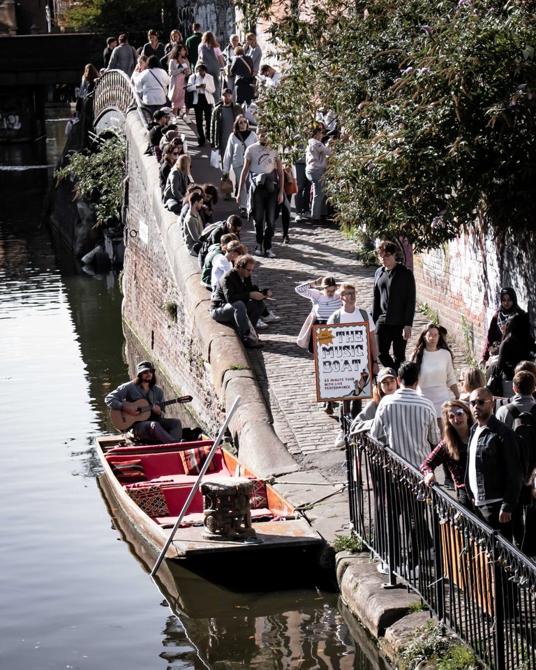 A good mixture between locals and tourists