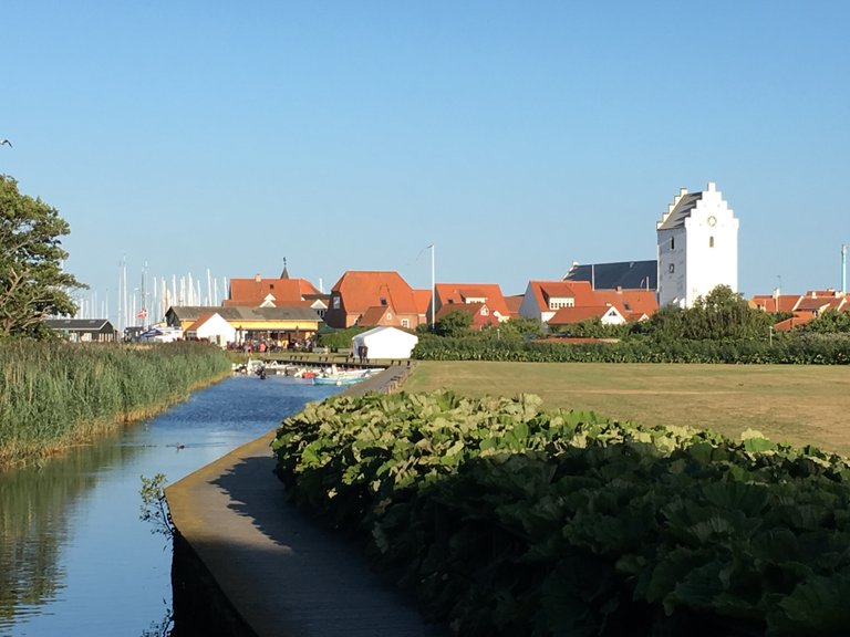 Stare Miasto i kościół znad rzeki Sæby Å