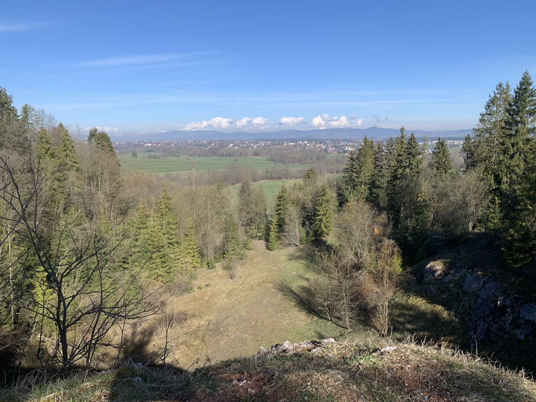 Widok z Skałki Rogoźnickiej w kierunku zachodnim. Na dalekim planie, pod chmurką - Babia Góra.