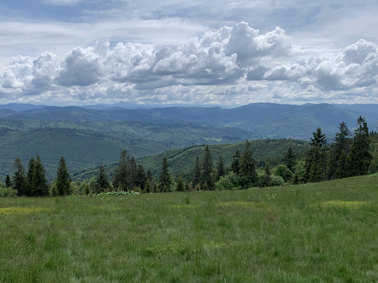 Widok z Hali Gawłowskiej. Na najdalszym planie - Mała Fatra i Veľký Rozsutec