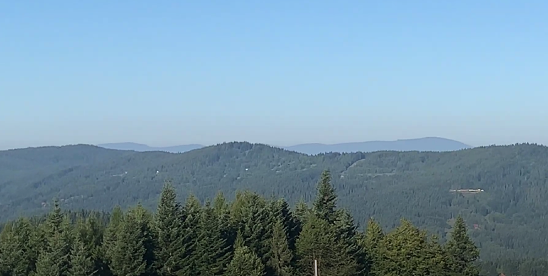 Na pierwszym planie Solniska (Pasmo Jałowieckie), w dali Beskid Śląski. Po prawej wystaje Skrzyczne, po lewej - Barania Góra.