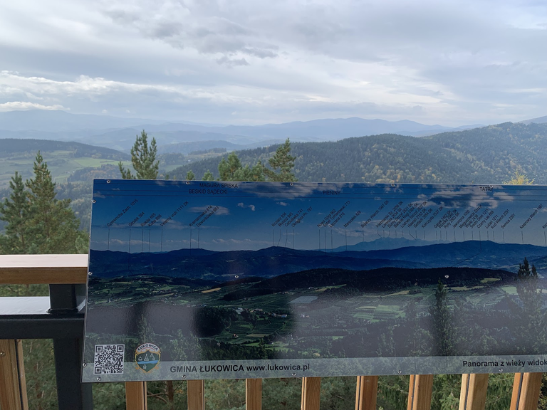 Widok w kierunku południowym. Na horyzoncie Gorce z Lubaniem, w obniżeniu w środkowej części zdjęcia powinny być widoczne Tatry