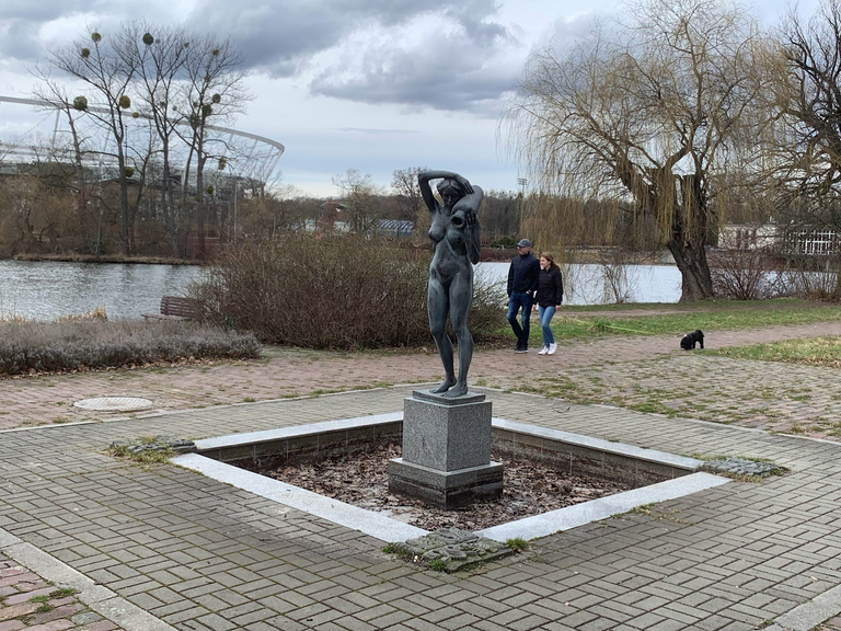 ”Kobieta z dzbanem” przy największym parkowym stawie. W tle Stadion Śląski.