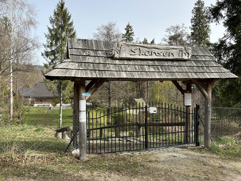 Skansen w Sidzinie w pobliżu początku szlaku