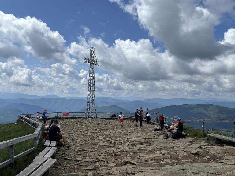 Tarnica (1346m n.p.m.) . Góry w tle to już Beskidy w Ukrainie