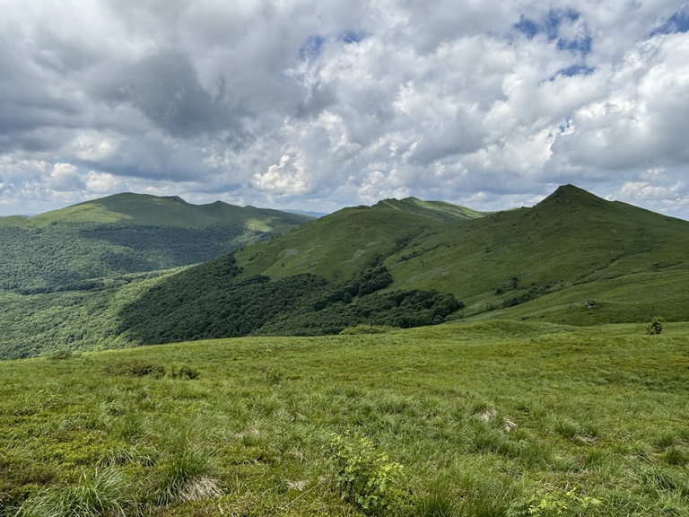 Widok na Kopę Bukowską (po prawej) i Krzemień (”poszarpany” szczyt pośrodku). Po lewej Tarnica