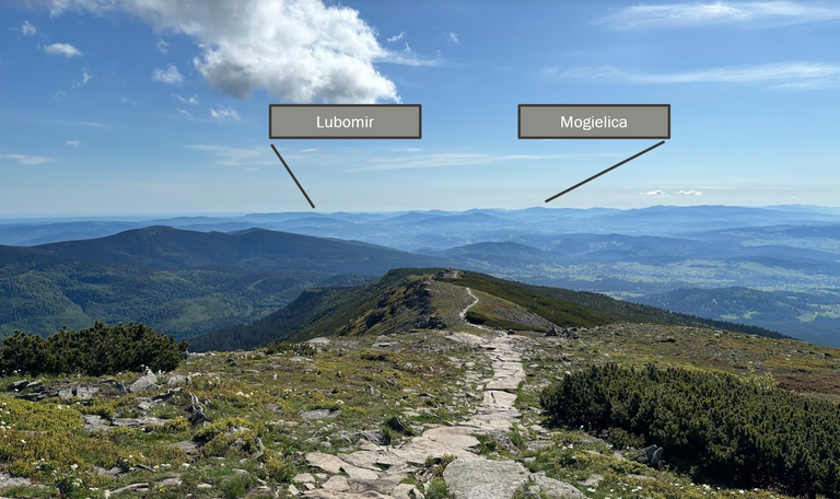 Widok z Diablaka w kierunku północno-wschodnim. Na horyzoncie Beskid Wyspowy z Mogielicą. Na lewo wspomniany już wcześniej Lubomir.