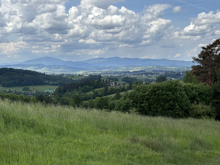 Widok na Babią Górę i pasmo Polic z podejścia z Rabki-Zdrój na Maciejową