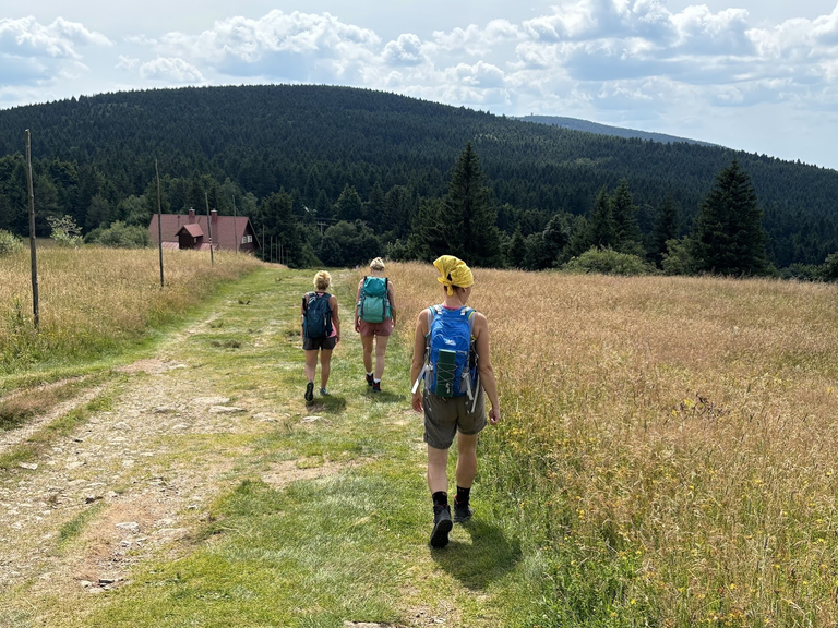 Na pierwszym planie Malá Deštná a w tle (z widoczną wieżą) - Velká Deštná