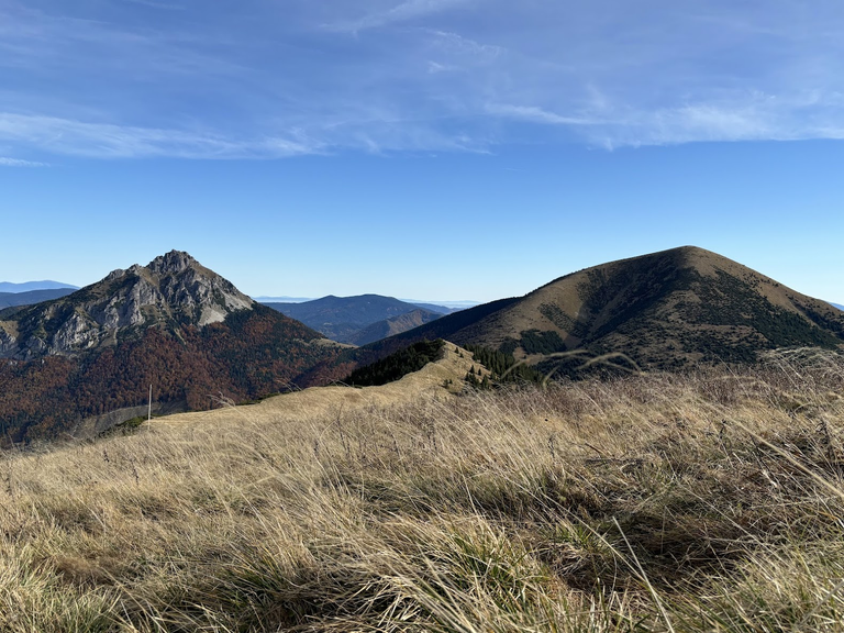 Wielki Rozsutec (po lewej) i Stoh (po prawej). Pomiędzy nimi widać Minčol (1394 m), najwyższy szczyt Magury Orawskiej. 