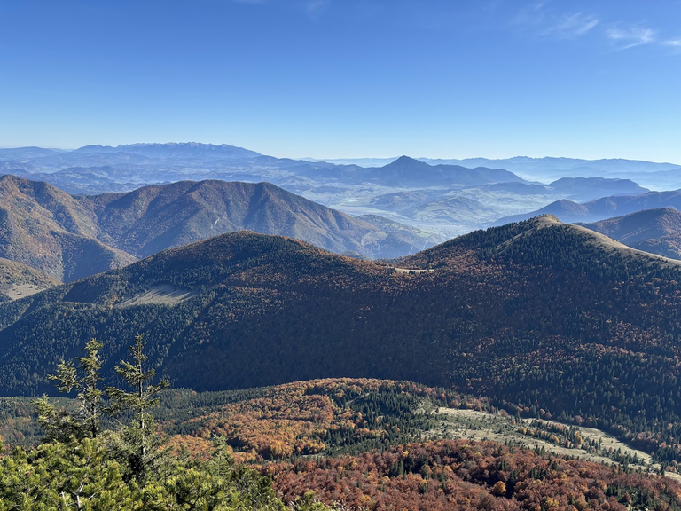 Wyraźny wierzchołek w centrum zdjęcia, dalszy plan to Wielki Chocz. Po lewej, w dali - Tatry Wysokie i Zachodnie.