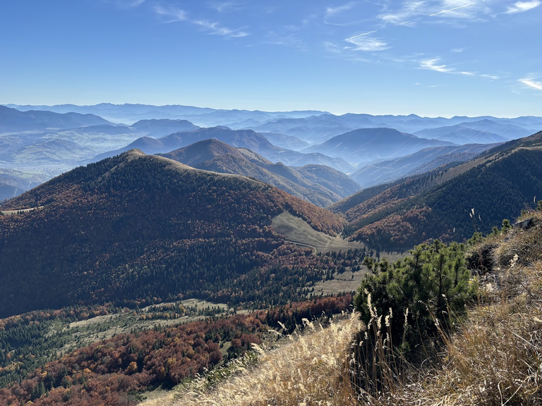 Zdjęcie wykonane na prawo w stosunku do poprzedniego. Po lewej w oddali Tatry Niżne.