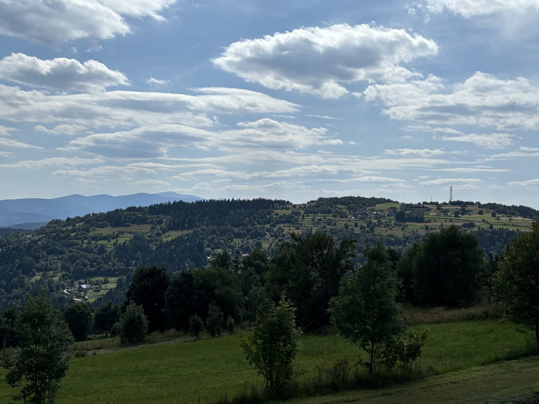 Widok z Parszywki na Koskową Górę (z przekaźnikiem). Po lewej pasmo Polic, a za nim, w dali - Babia Góra