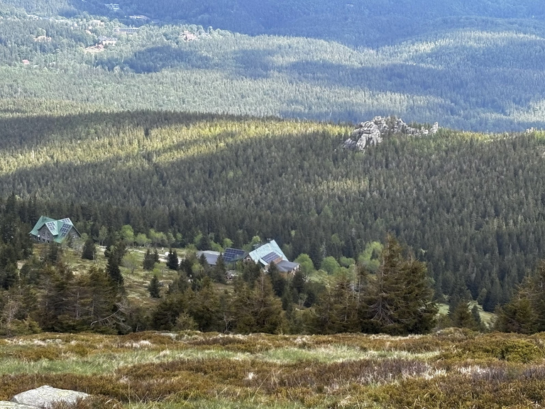 Widok z grzbietu Karkonoszy na schronisko Pod Łabskim Szczytem