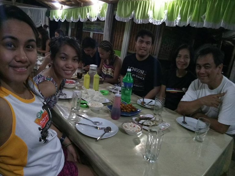 Enjoyin’ the seafood dinner with the fambam!