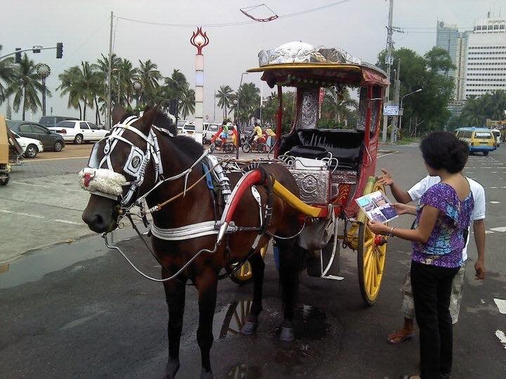 My mom inquiring about the kalesa ride