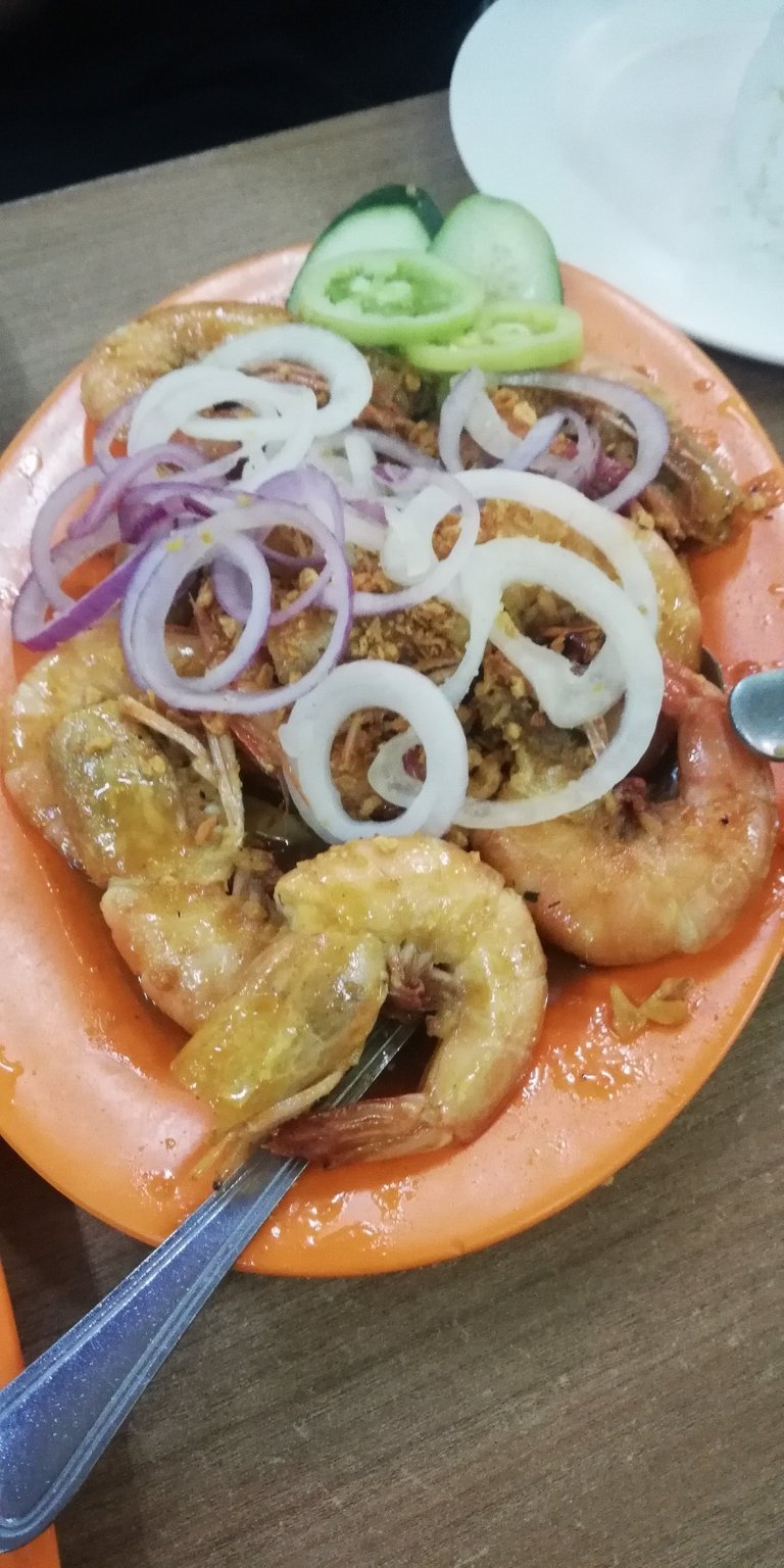 Garlic shrimp with onions, tomatoes and cucumbers