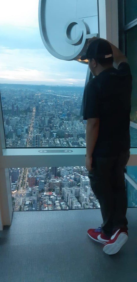 Staring down Taiwan from the 89th floor of Taipei 101 Observatory