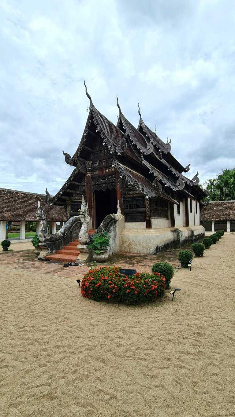 Wat Intharawat (Wat Ton Kwen) built in 1858