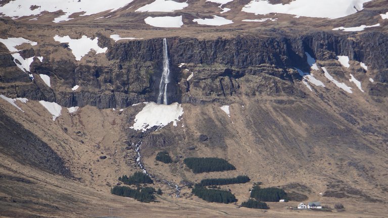 Bjarnarfoss uchwycony z trasy do krateru.