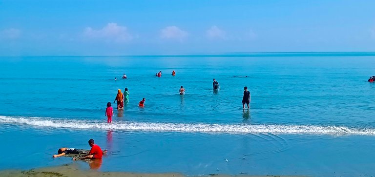              Sleep on the beach and take a bath in the sea