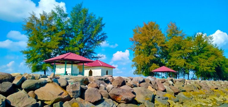       see the rocks and the scenery that looks beautiful                  