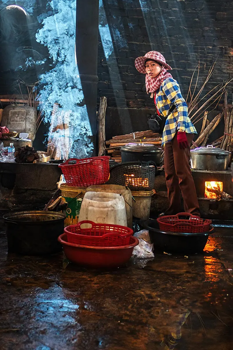 Lady is ready for a new cook-off. Most sought after are stir-fried crabs with fresh green pepper.