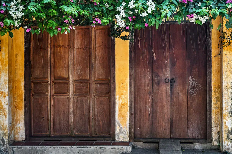 Hoi An streets are like scenes for the photoshoot