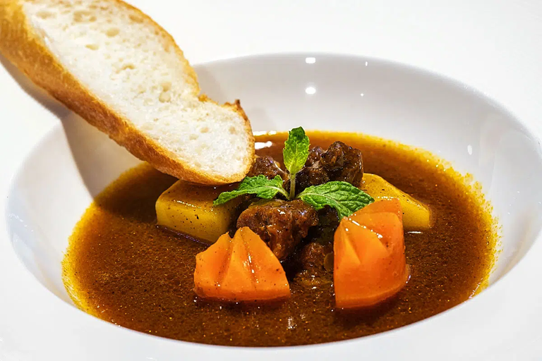 Fragrant beef stew with baguette.