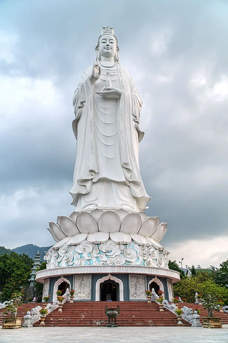 The Largest temple in Da Nang embodies the old and new in the best possible way.