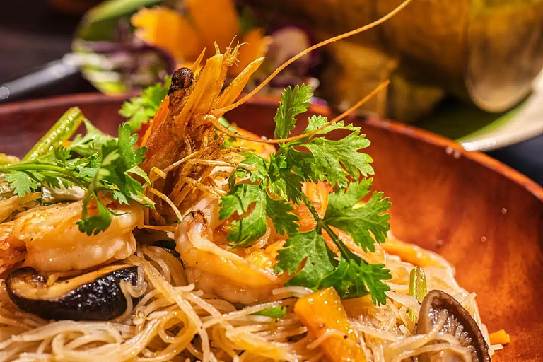Rice vermicelli with shrimp, mushroom, and vegetables