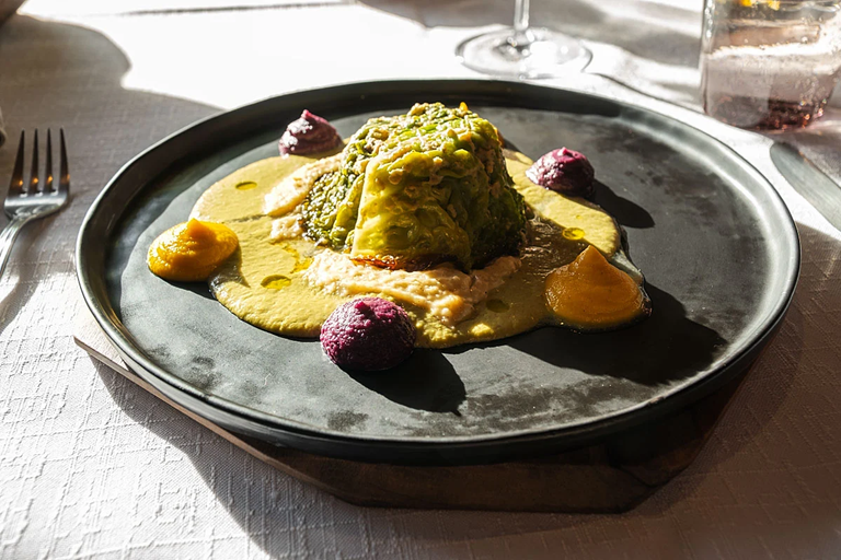 Khorasan semolina, chicken in savoy cabbage, leek sauce and drops of vegetables.