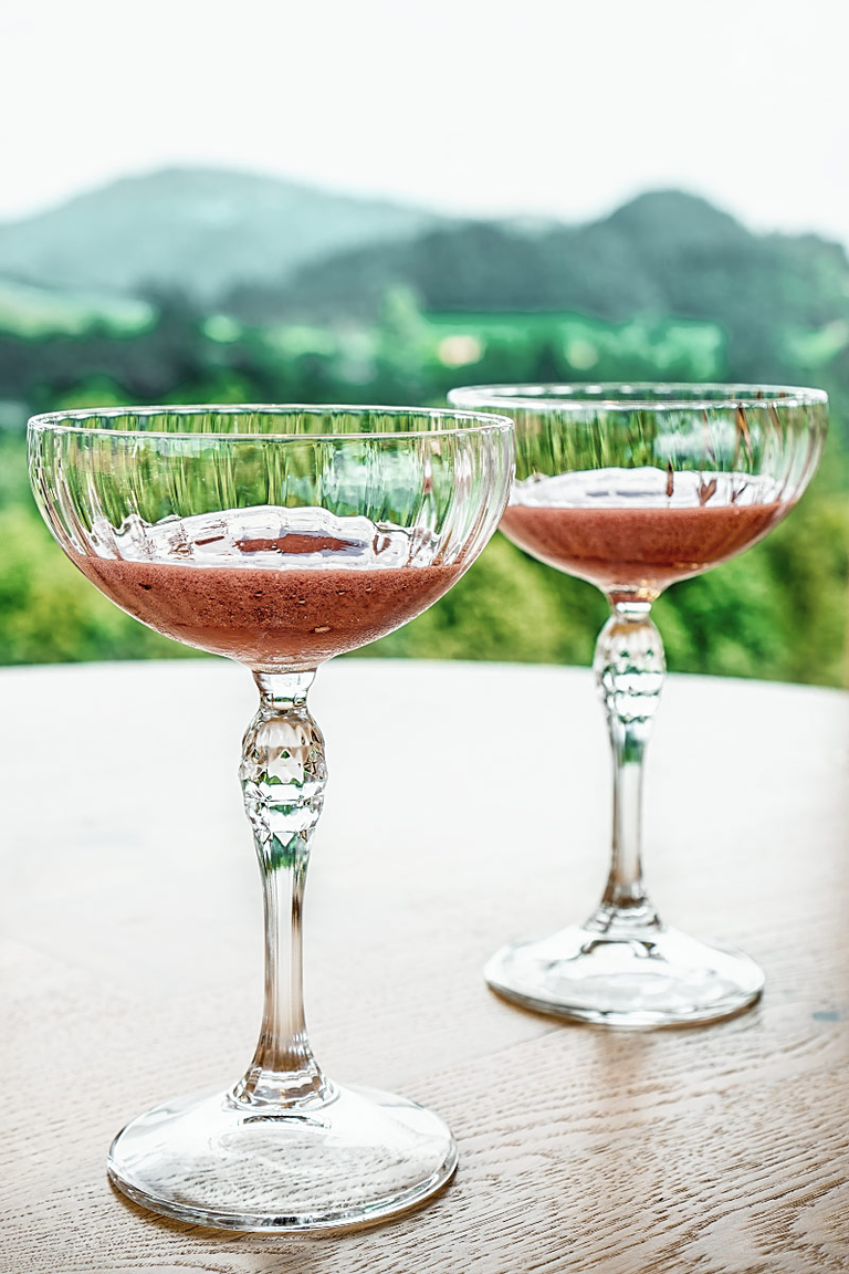 Refreshing pallet cleanser with peony espuma and elderberries