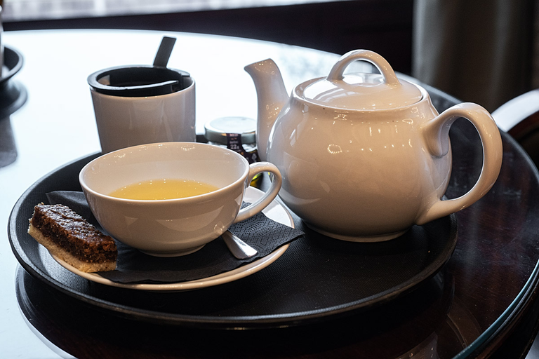 Minimalist tea set keep distractions away from the Ronnefeldt tea