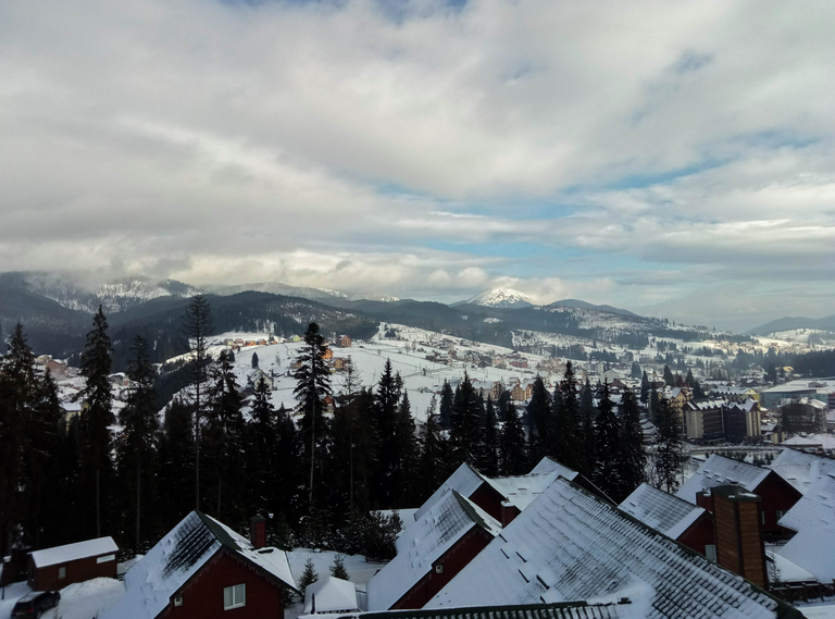 We are above the roofs of the chalets