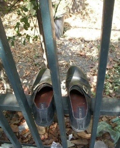 en plena caminata me encontré en una reja esto zapato de caballero no se si lo dejaron allí o sera de una persona que vive en la calle.
