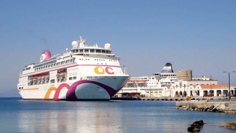Cruise-Liner-Rhodes-2010.JPG