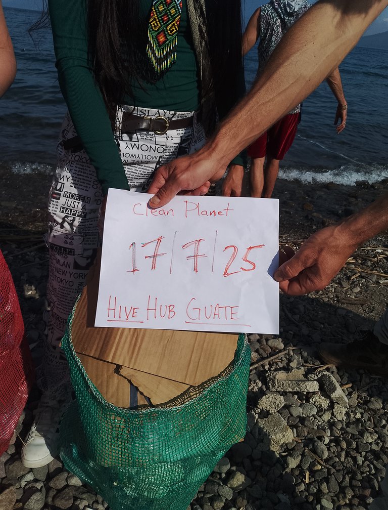 Cleaning the Planet - Lake Atitlan edition!